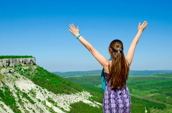 Mujer en la montaña —  Fotos de Stock