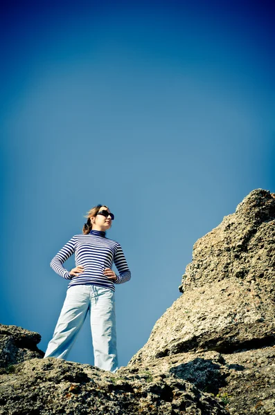 Vrouw op berg — Stockfoto