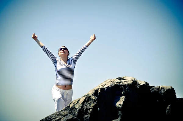 Mujer en la montaña — Foto de Stock