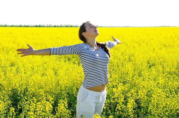 Vrouw in het veld — Stockfoto