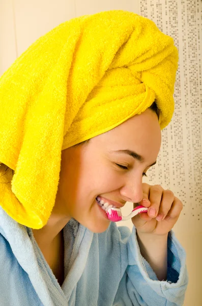 Mujer con cepillo de dientes —  Fotos de Stock