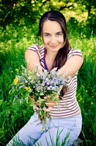 Frau mit Blumenstrauß — Stockfoto