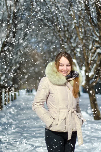 Vrouw in de winter — Stockfoto