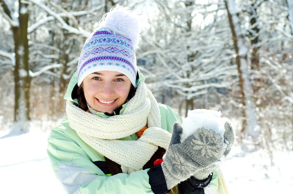 Vrouw in de winter — Stockfoto