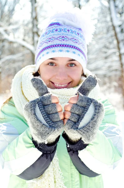 Frau im Winter — Stockfoto