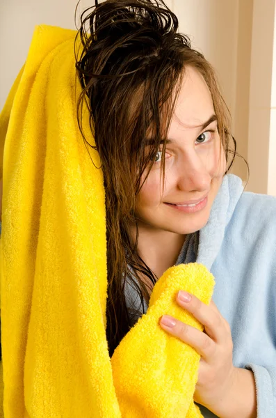 Frau im Badezimmer — Stockfoto