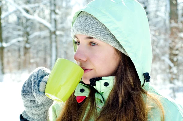 Frau im Winter — Stockfoto