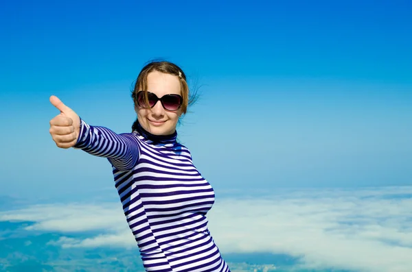 Mujer en la montaña — Foto de Stock