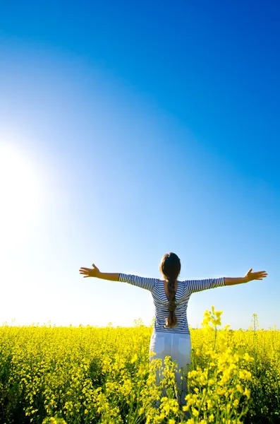 Vrouw in het veld — Stockfoto