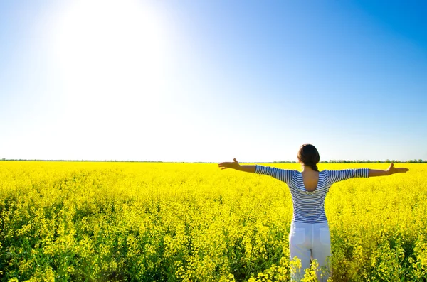 Vrouw in het veld — Stockfoto