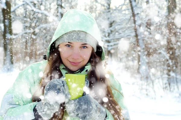 Frau im Winter — Stockfoto