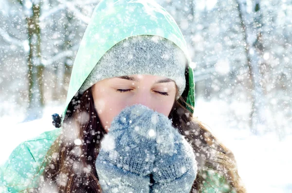 Vrouw in de winter — Stockfoto