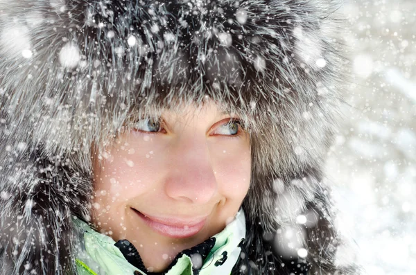 Vrouw in de winter — Stockfoto