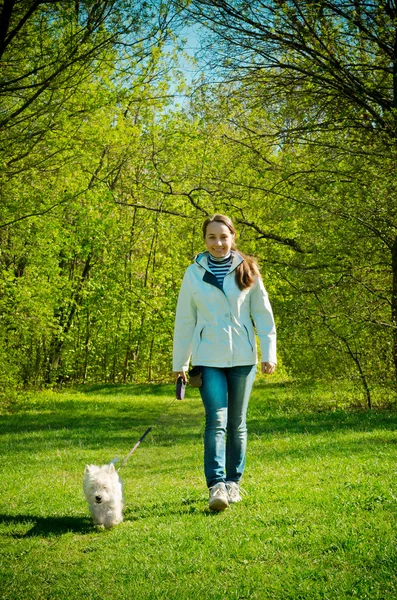 Kvinne med hund – stockfoto