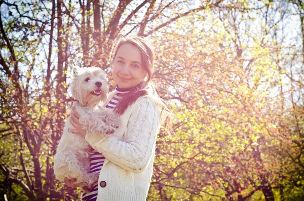 Frau mit Hund — Stockfoto