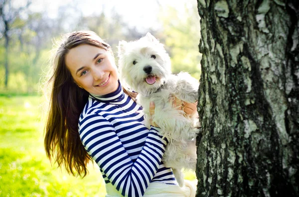 Vrouw met hond — Stockfoto