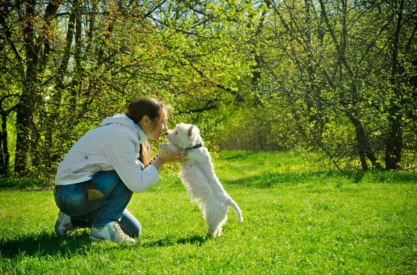 Mujer con perro — Foto de Stock