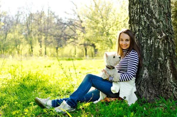 Frau mit Hund — Stockfoto