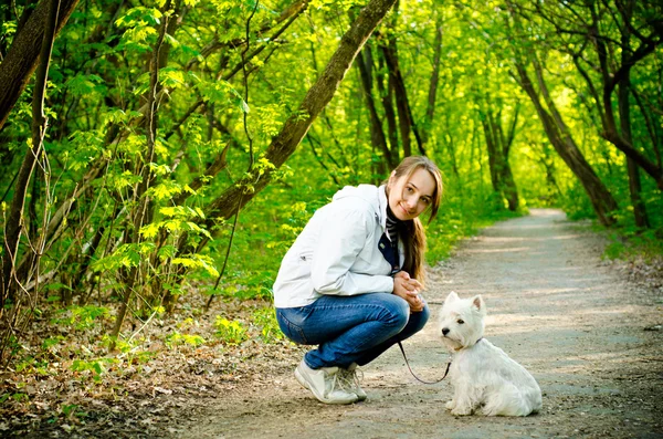 Vrouw met hond — Stockfoto