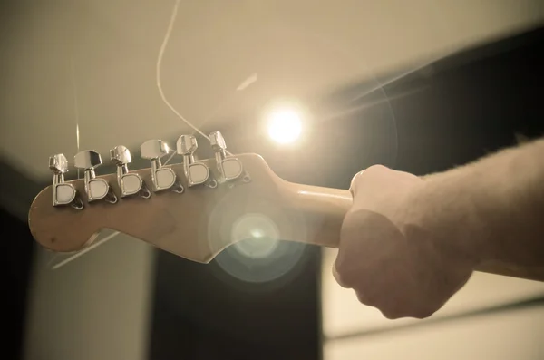 Tocando una guitarra — Foto de Stock