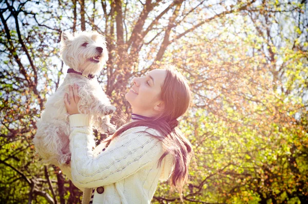 Frau mit Terrier — Stockfoto