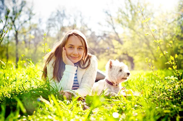 Vrouw met Terriër — Stockfoto