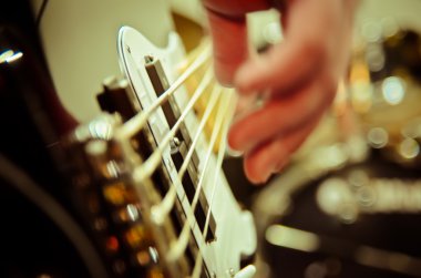 bir gitar çalmak