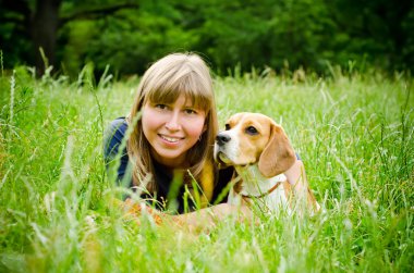 beagle kadınla