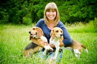 beagle kadınla
