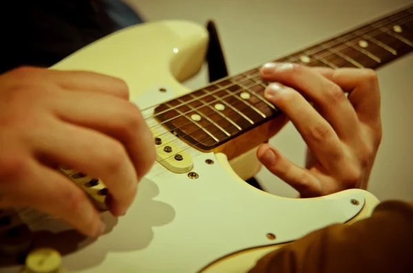 Spelar en gitarr — Stockfoto