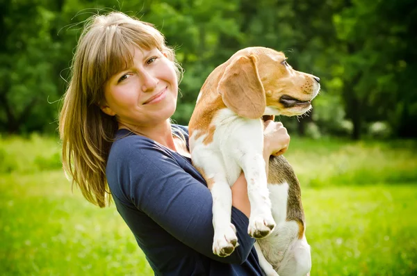 Kobieta z beagle — Zdjęcie stockowe