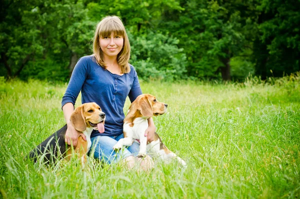 Kobieta z beagle — Zdjęcie stockowe