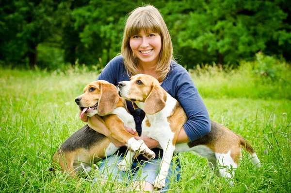 Kobieta z beagle — Zdjęcie stockowe