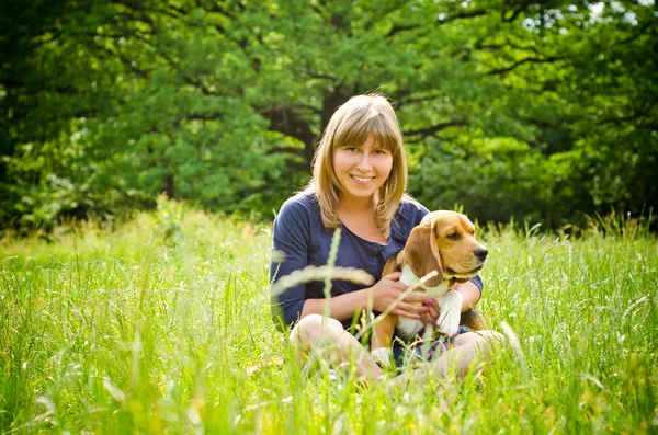 Vrouw met beagle — Stockfoto