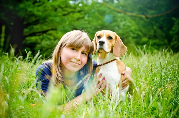 Kobieta z beagle — Zdjęcie stockowe