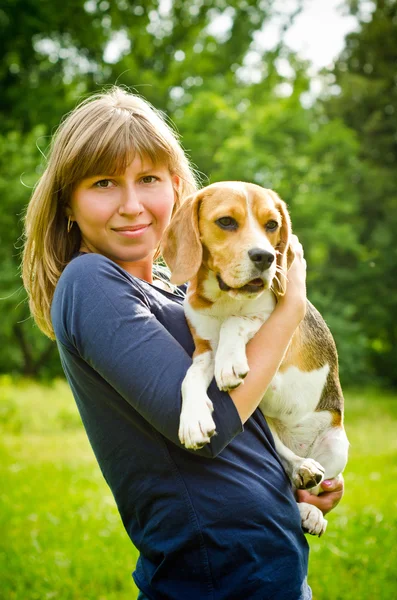 Kobieta z beagle — Zdjęcie stockowe