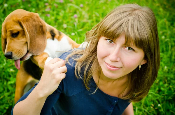 Vrouw met beagle — Stockfoto