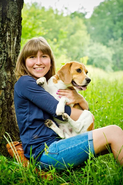 Kobieta z beagle — Zdjęcie stockowe