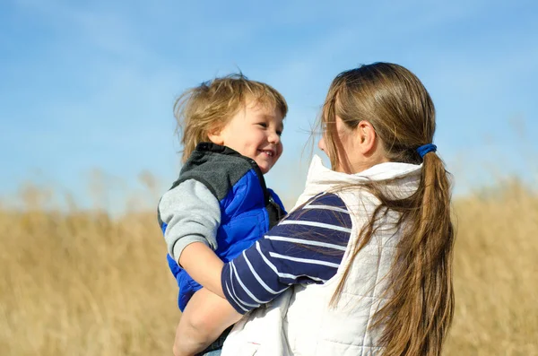 Mor Och Barn Fält Utomhus — Stockfoto