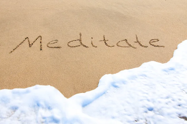 Meditare - scritto nella sabbia — Foto Stock