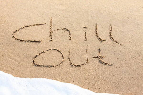 Chill out - geschreven in het zand — Stockfoto