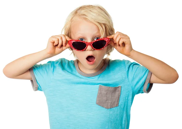 Chico joven sorprendido usando gafas de sol — Foto de Stock