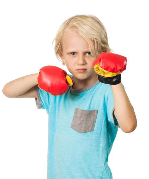 Серйозний сердитий хлопчик з боксерськими рукавичками — стокове фото