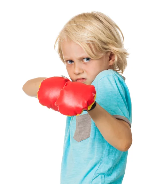 Rädd arg pojke med boxhandskar — Stockfoto