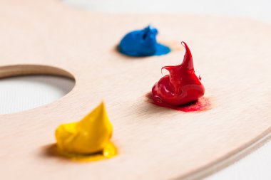 bir palet üzerine akrilik boya.