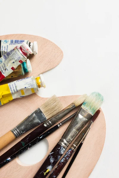 Boya fırçaları ve bir palet boyar — Stok fotoğraf