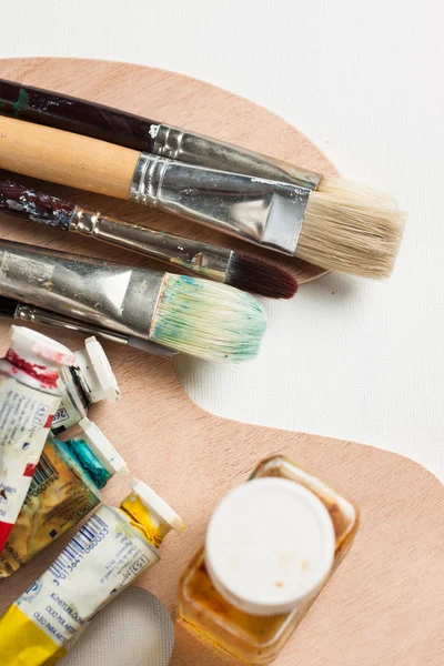 Oil paint accessories on palette — Stock Photo, Image