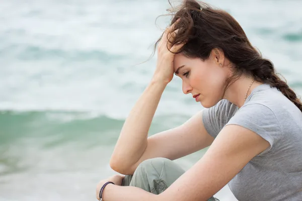 Verdrietig en boos vrouw diep in dacht dat — Stockfoto