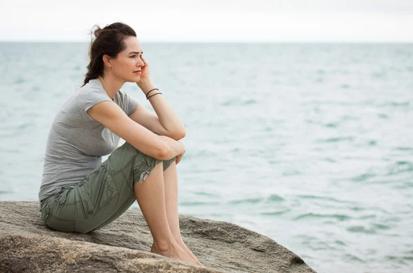 Verdrietig en boos vrouw diep in dacht dat — Stockfoto