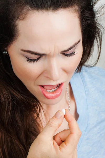 Close-up de uma mulher com doença tomando pílula — Fotografia de Stock